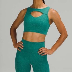 LULULEMON Everlux Cut-Out Train Bra / Crop top. Size 4.